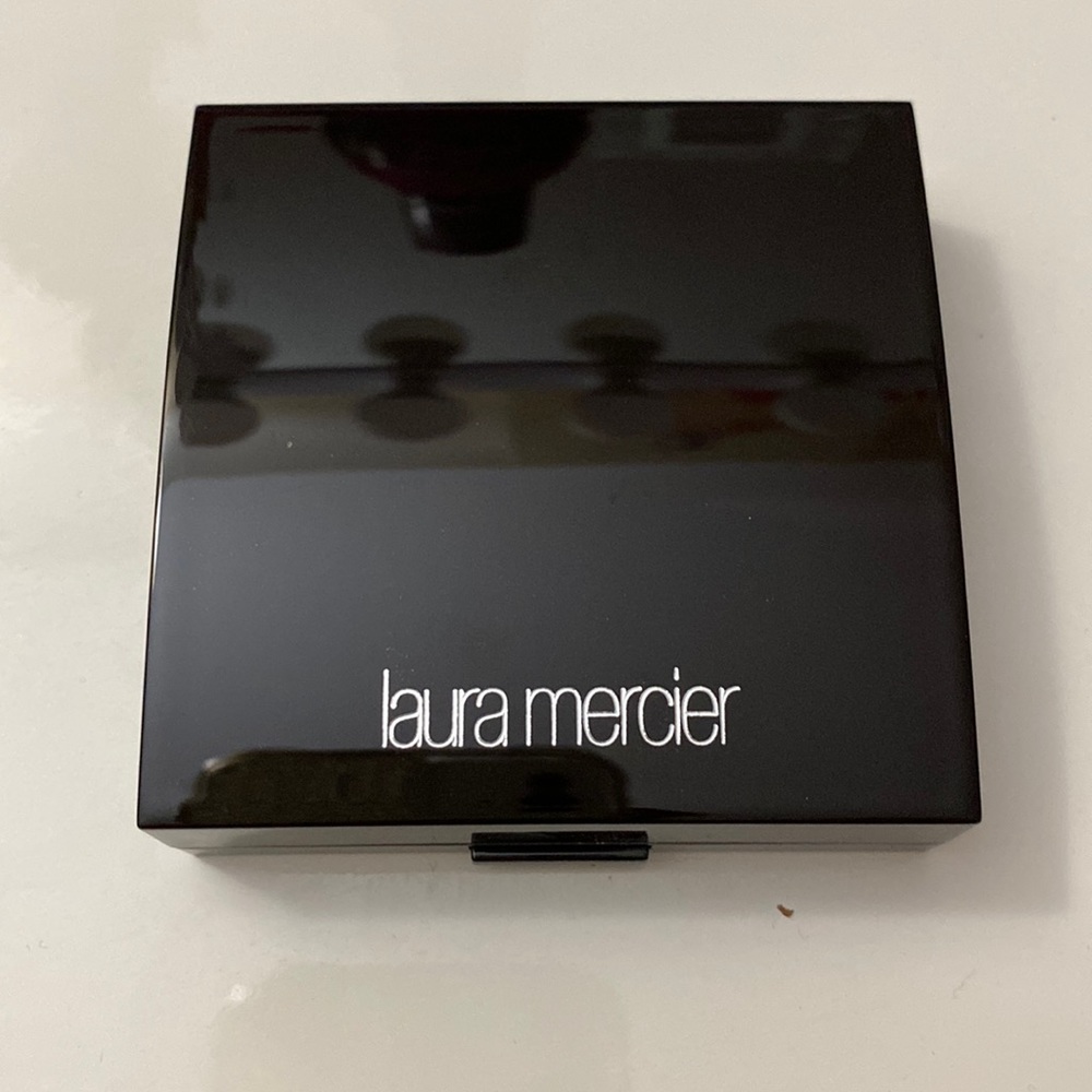 Laura Mercier face illuminator in Indiscretion